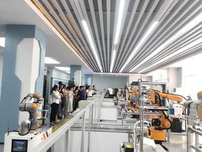 學(xué)校圓滿完成智能制造創(chuàng)新工廠系統(tǒng)集成與應(yīng)用師資班培訓(xùn)，助力人工智能行業(yè)應(yīng)用系統(tǒng)集成服務(wù)人才培養(yǎng)